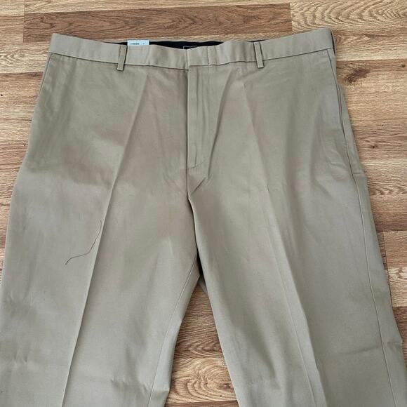 Dockers Men’s Classic Fit Anti Wrinkle Flat Front Khaki Pants Size 40/30 - Picture 2 of 7